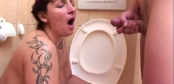  mature toilet piss